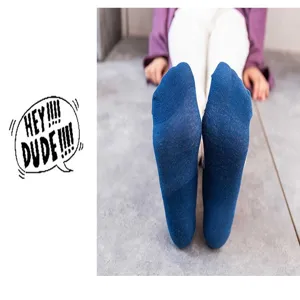 Detailansicht von blauen Damen Baumwoll-Bootsocken mit lässigem und komfortablem Retro-Design.