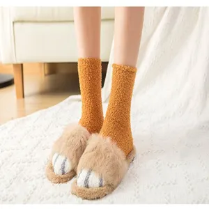 Detailaufnahme kuscheliger Damen-Korallenfleece-Socken mit Plüsch-Katzenpfoten-Hausschuhen.