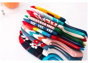 Bunte retro geometrische muster baumwoll bootsocken detailaufnahme, atmungsaktive socken.