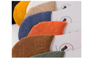 Nahaufnahme bunter Halbsocken für Damen, unsichtbare Bootsschuhe sauber gestapelt.