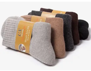 Dicke Winter-Wollsocken für Herren, warme Thermosocken im klassischen Rippstrick-Design.