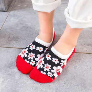 Damen Baumwolle Füßlinge Bootssocken mit Retro Blumenmuster und roter Kappe, Hauptansicht.