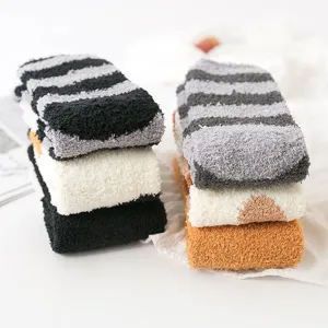 Gemütliche kuschelige Damen Korallenfleece Wintersocken, dicke gestreifte Haussocken.