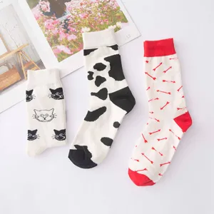 Bequeme Baumwoll-Mittelwaden-Socken mit niedlichen Tier- und Pfeilmustern im Alltag.