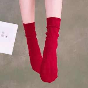 Damen einfarbige rote gerippte Mittelsocken, bequeme Baumwoll-Freizeitsocken für den Alltag.