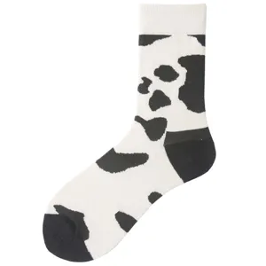 Schwarz-weiße Kuhmuster Socken, lässige Baumwoll Socken im Streetwear Stil für Damen und Herren.