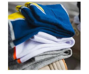 Thickened towel bottom sports socks for men, breathable loop design for autumn and winter outdoor wear.