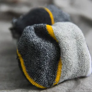 Men's athletic terry sole mid-tube socks, breathable cotton sports socks for autumn and winter.