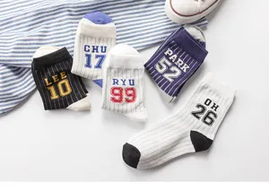 Damen vertikal gestreifte Baumwoll-Socken mit sportlichen Nummern für den Alltag.