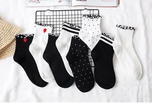 Damen süße Rüschen Mittelsocken Detailansicht mit niedlichen Herzen und Pünktchen Mustern.