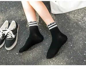 Damen japanische Art gerüschte mittelhohe Socken schwarze Baumwolle lässige Streetwear
