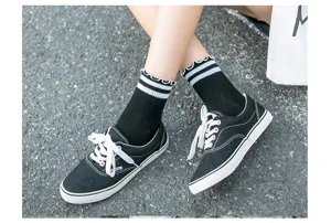 Detailansicht von japanischen Rüschen-Mittelsocken kombiniert mit Freizeitschuhen.
