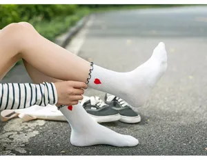 Japanische süße weiße Damensocken mit Herzstickerei und Rüschenkante für den Alltag.