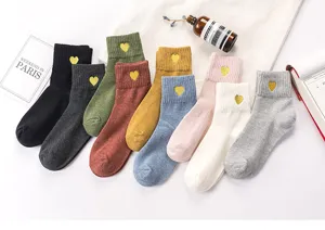 Femmes mignonnes chaussettes en coton mi-tube brodées de coeur d'or style japonais