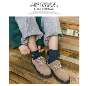 Vue détaillée de chaussettes en coton pour femmes de style japonais avec broderie et chaussures.