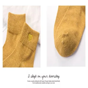 Chaussettes mi-mollet en coton jaune automne hiver pour femme avec broderie cœur dorée.