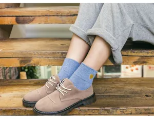 Vue détaillée de chaussettes d'automne en coton côtelé pour femmes avec belle broderie.