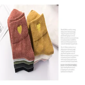 Chaussettes mi-hautes en coton pour femmes avec broderie cœur. Douces, confortables et élégantes.