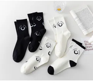 Calzini in cotone nero e bianco con motivo smiley, pratiche calze casual per tutti i giorni.