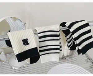 Zwart-wit gestreepte slouch sokken met geborduurde letter R ademende katoenen sokken voor dames.