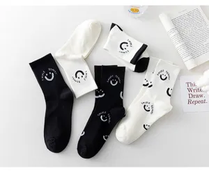 Calzini di cotone nero bianco tubo medio viso sorridente carino moda casual da donna