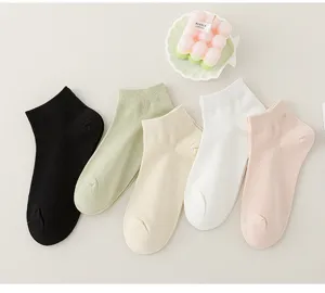 Gros plan de chaussettes courtes en résille respirante, socquettes en coton doux d'été.
