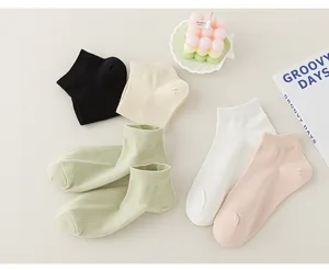Chaussettes courtes d'été en filet respirant pour femmes, couleurs bonbon, vue détaillée.