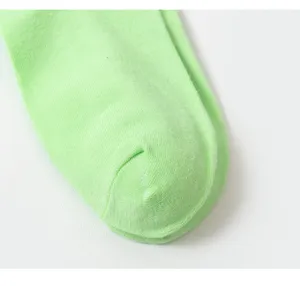 Nahaufnahme der grünen Baumwollsocken Zehendetail, weiche Strickstruktur und saubere Nähte.