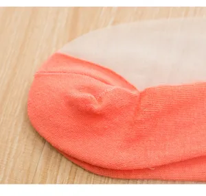 Detailaufnahme von transparenten Sommersocken aus Glasside mit weicher Textur und schönem Farbblock.