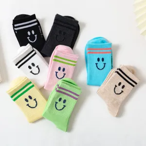 Damen Süße Lächeln Gesicht Doppelstreifen Mittelhohe Baumwollsocken Japanischer College-Stil Lässige Sport Crew-Socken
