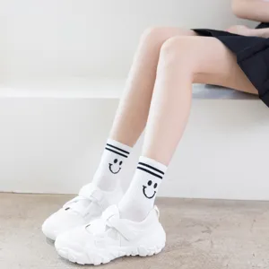 Süße weiße Mittelsocken mit schwarzem Smiley Gesicht und Doppelstreifen für Damen.