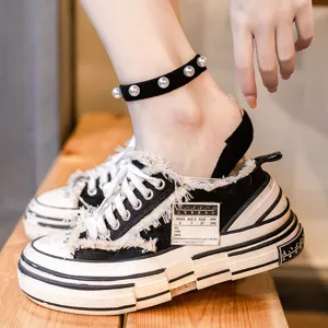 Modische Damen Canvas Sneaker mit Perlensocken und klobigen Plateau-Sohlen fuer Sommer.