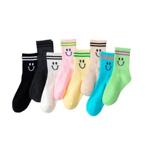 Süße Smiley-Doppelstreifen-Mittelsocken für Damen aus Baumwolle für Herbst und Sport.