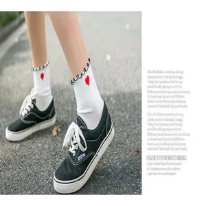 Weiße Damen Baumwollsocken mit rotem Herz und Rüschen, süßer japanischer Streetwear Stil.