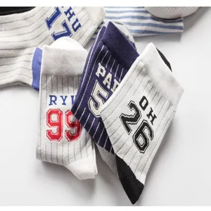 Nahaufnahme von japanischen gestreiften Damen Baumwollsocken mit Ziffernprint.