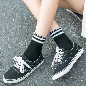 Japanische schwarze Socken mit Rüschen und weißen Streifen, perfekt für süße Streetwear-Looks.