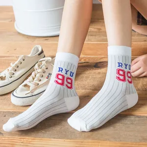 Japanische Art vertikale Streifen Damen Baumwolle Socken mit Nummer 99 Druck fuer Alltag