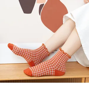 Detailansicht von Vintage Karomuster Baumwollsocken mit süßen Rüschenbündchen im Detail.