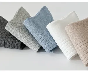 Detailaufnahme von einfarbigen Herren Business Socken mit Rippenmuster, weich, atmungsaktiv.