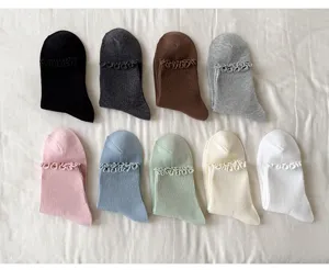 Vista detallada de calcetines cortos lisos para mujer con bonitos puños de volantes.