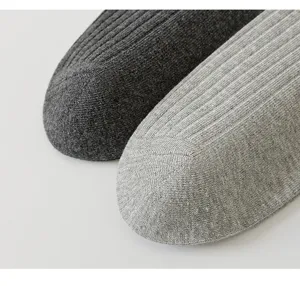 Herren KAMM-Baumwolle gerippte Waden-Socken Detailansicht, zeigt atmungsaktive und weiche Textur.