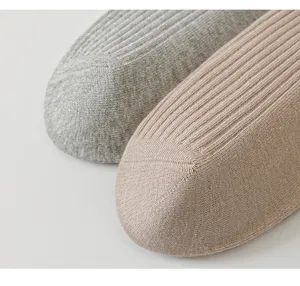 Detalle en primer plano de calcetines cortos de algodón acanalado para hombre con textura.