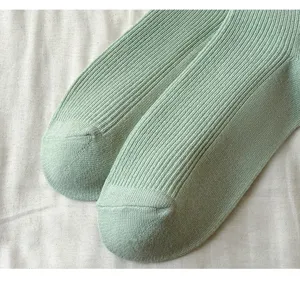 Primer plano detallado de calcetines cortos de algodón acanalado verde claro para mujer, suaves.
