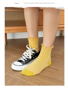 Süße vintage gelbe karierte rüschen mittelsocken aus baumwolle für frauen und mädchen.