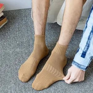 Calcetines de algodón caqui liso para hombre primavera otoño transpirantes cortos