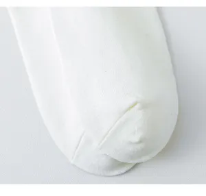 Dettaglio di calzini in cotone bianco, trama in tessuto morbido, abbigliamento casual quotidiano.