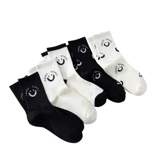 Comode calze da donna in cotone nero e bianco grazioso viso sorridente calzetteria casual alla moda