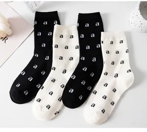 Style japonais automne hiver noir et blanc lettre a chaussettes en coton pour femmes mode.