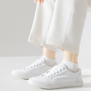 Baskets en toile blanches associees a des chaussettes confortables pour les femmes.