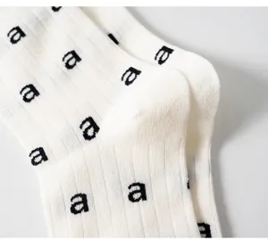 Chaussettes slouch coton femme blanc noir lettre a motif tricoté côtelé mi-tubes vue détaillée